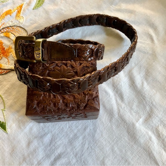 Vintage Gloria Vanderbilt Dark Brown Woven Leather Belt. Brass Buckle M/L - Picture 3 of 16